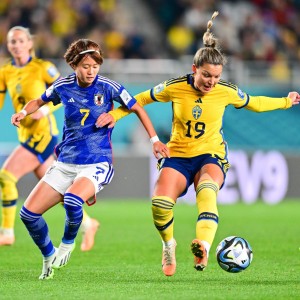 移动端游戏-日本女足运动员受到热烈欢迎，庆祝胜利