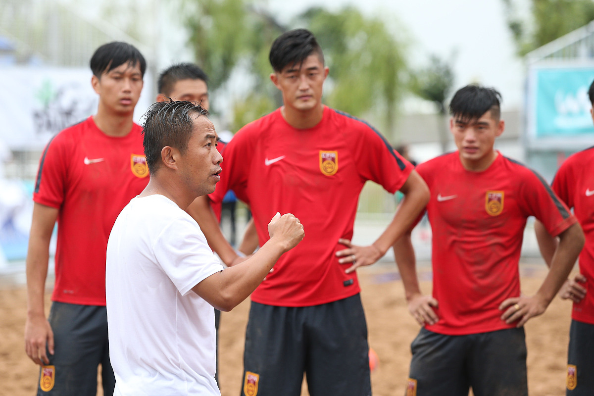 球员们展现出技巧与毅力,争夺最终胜利英语