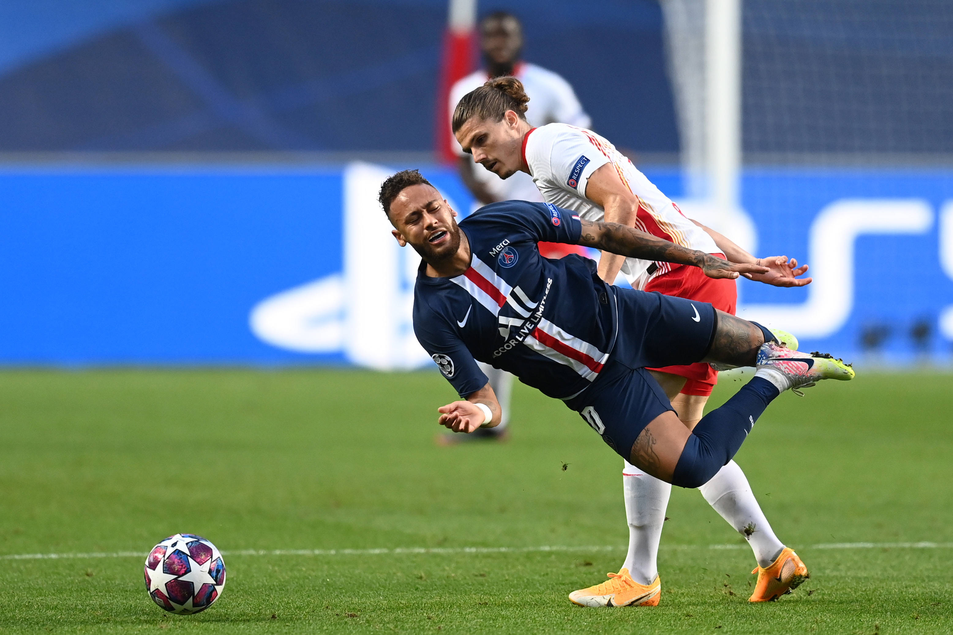 巴黎圣日耳曼主场取胜,球迷欢欣鼓舞视频 巴黎圣日耳曼主场取胜,球迷欢欣鼓舞视频