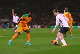 比赛场面激烈,球员们奋力冲刺至最后 比赛场面激烈,球员们奋力冲刺至最后