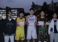 比赛场面激烈,球员们奋力冲刺至最后 比赛场面激烈,球员们奋力冲刺至最后