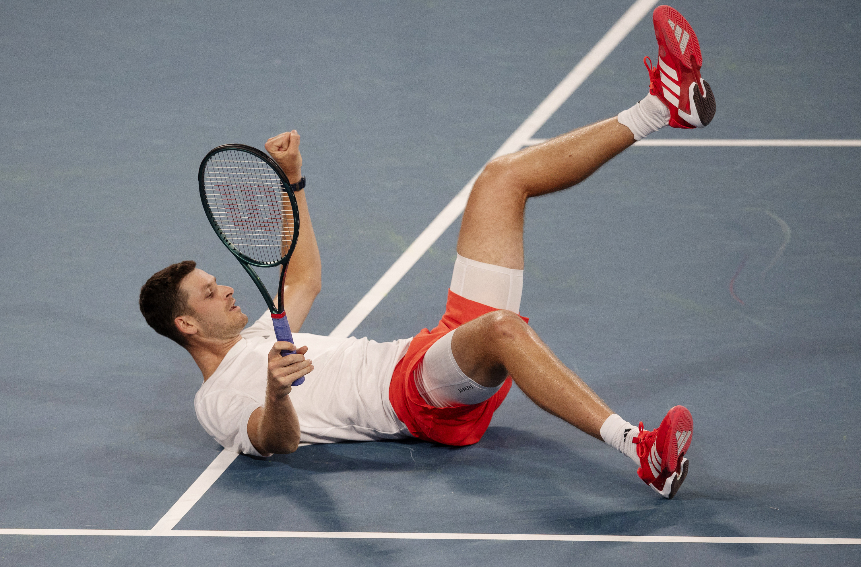 出色表现实现胜利，球队赢得掌声